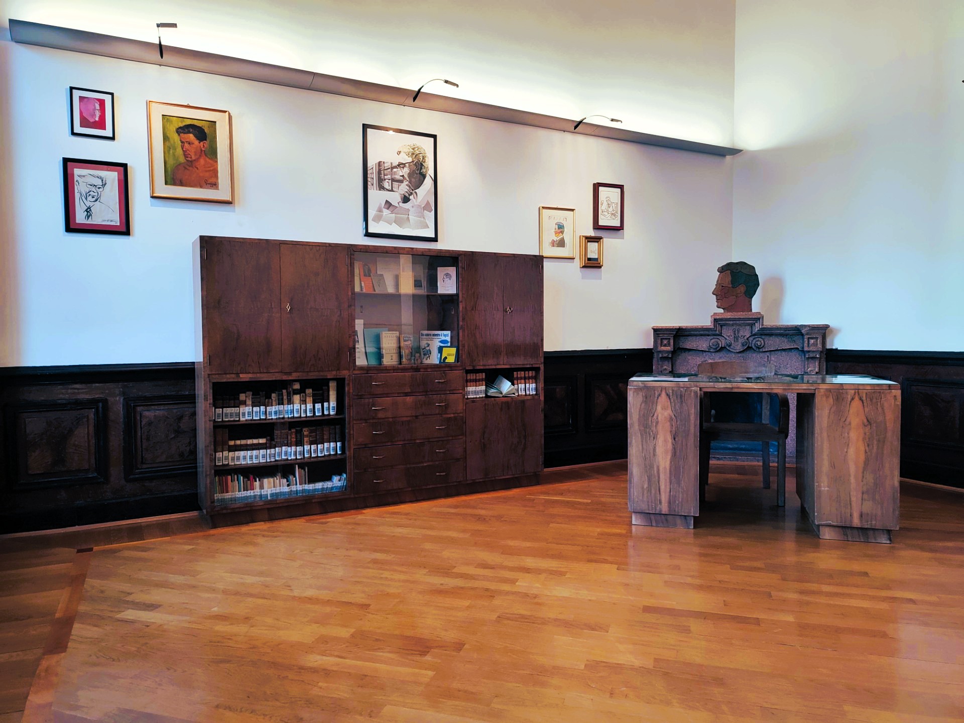 Inaugurato il 12 novembre 2025, lo "Studio Crise" è uno spazio, dedicato a Stelio Crise, che permette di immergersi nella sua vita e nella sua opera attraverso una ricca collezione di libri, documenti, manoscritti e materiali unici